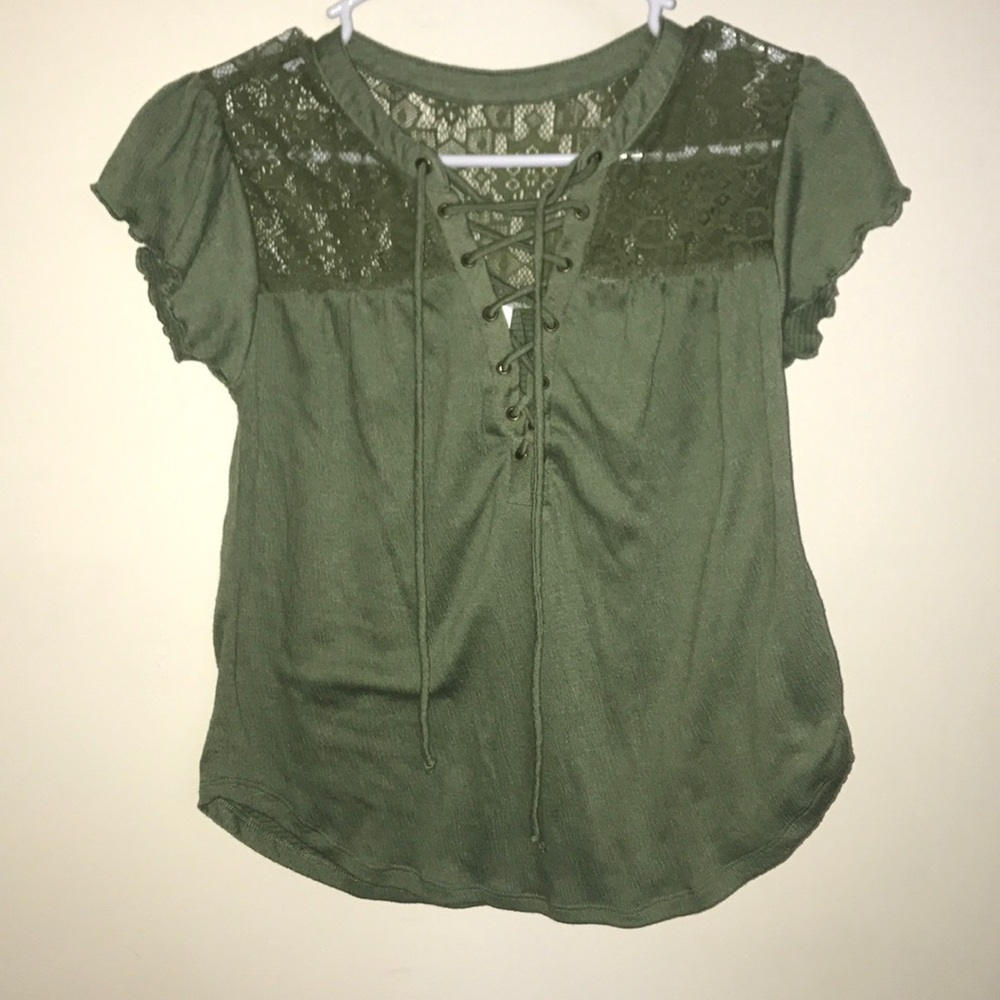 Short sleeve shirt with cross straps